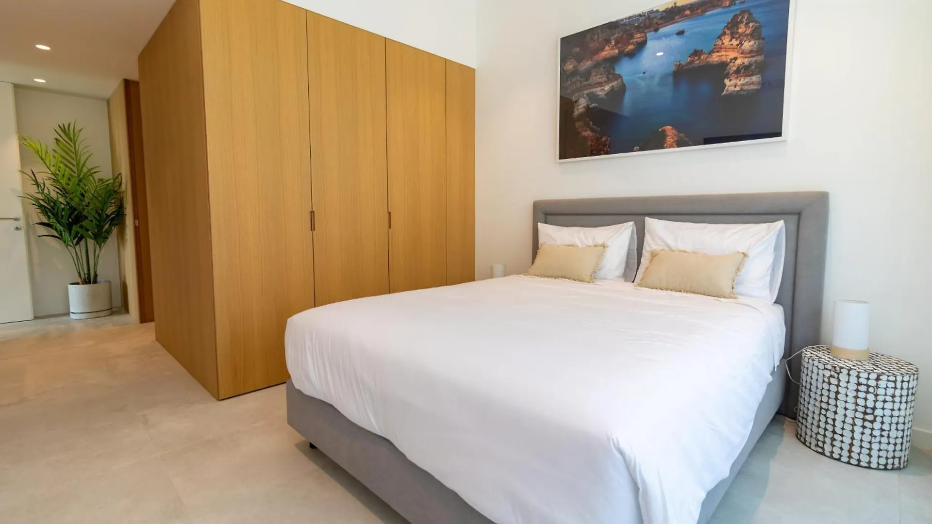 Lagos Deluxe 2 With Pool By Homing contacts